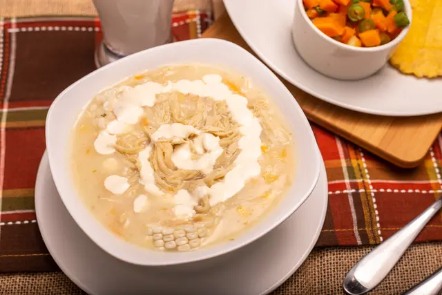 Ajiaco tradicional con pollo, papa y mazorca