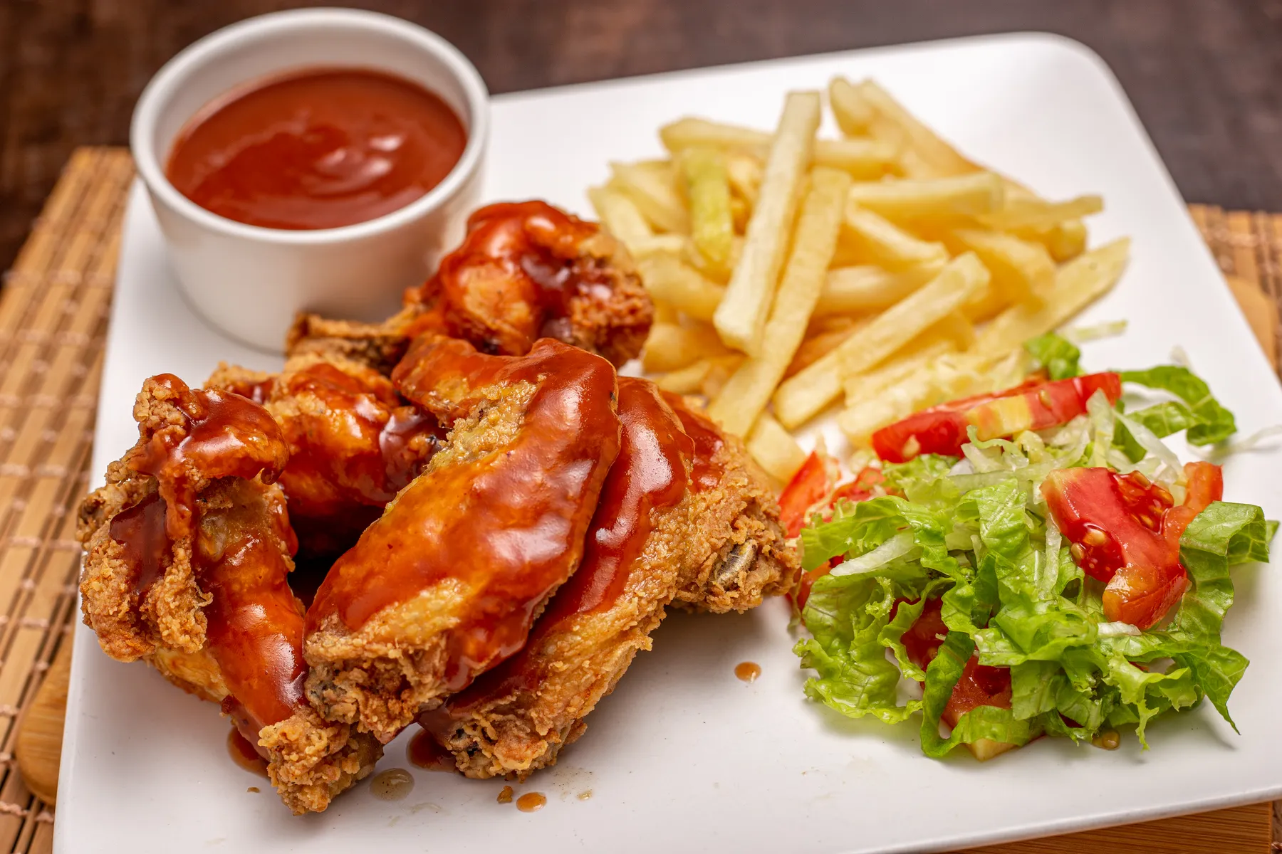 Alitas BBQ acompañadas con papas