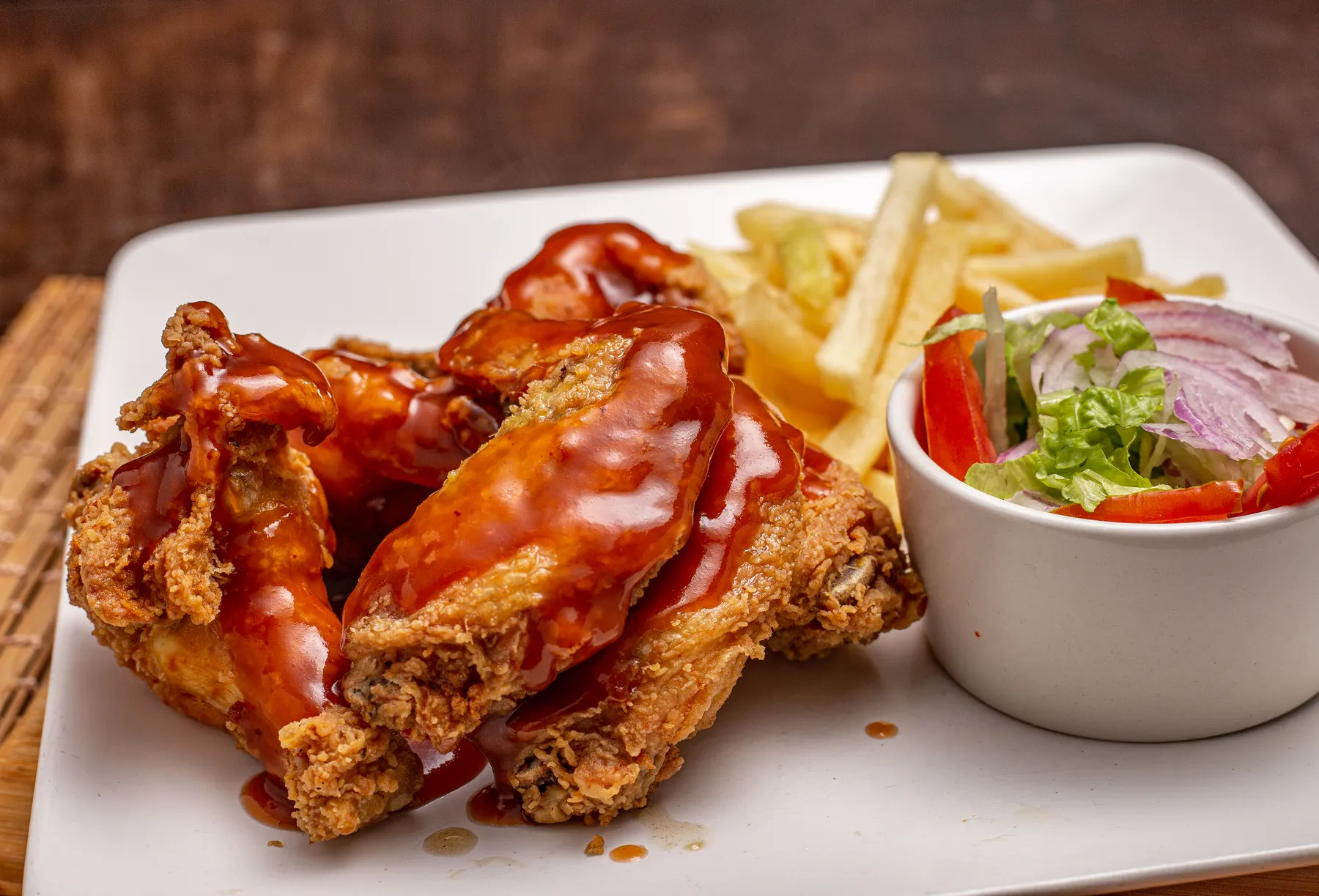 Alitas BBQ acompañadas con papas