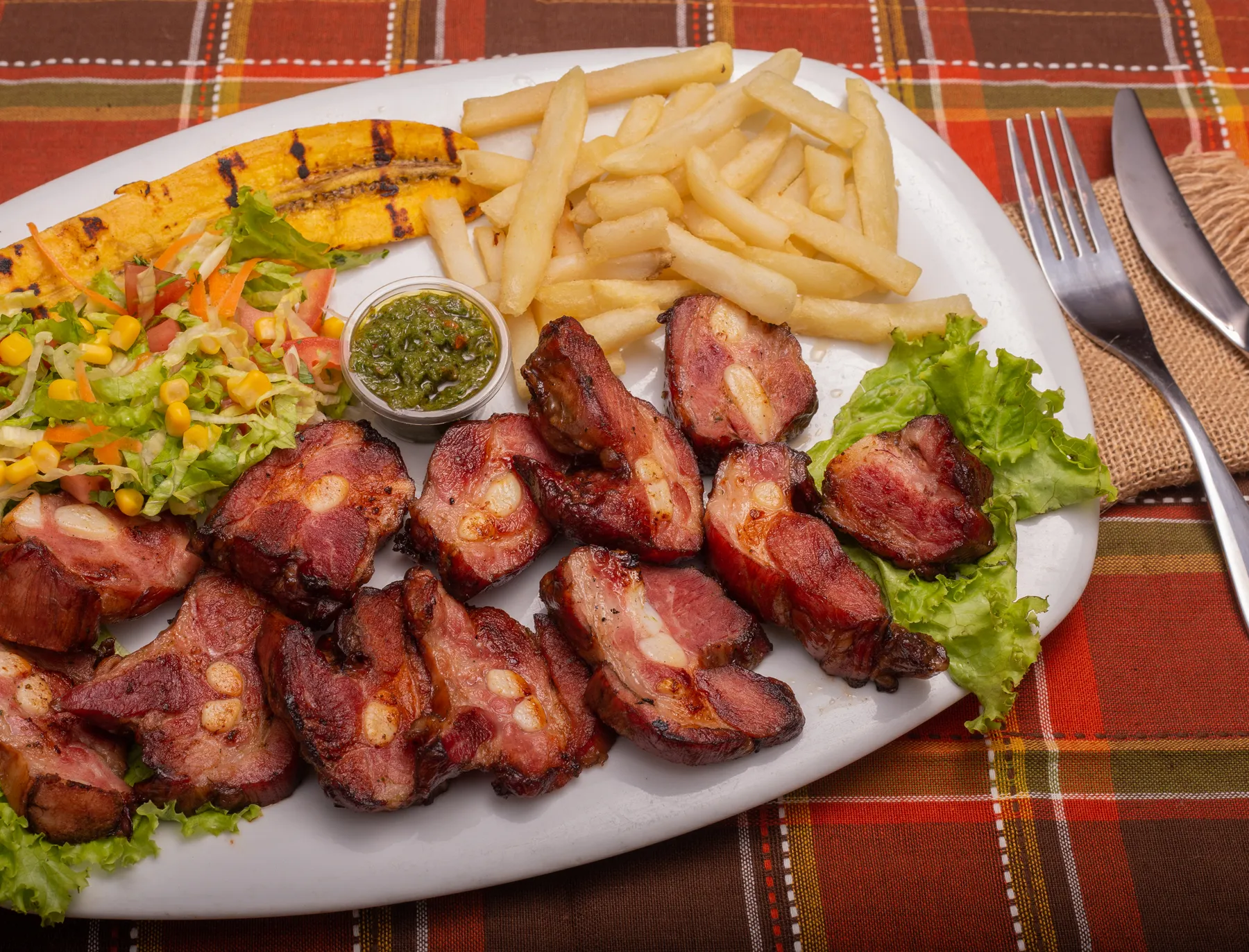 Costilla ahumada bañada en salsa BBQ