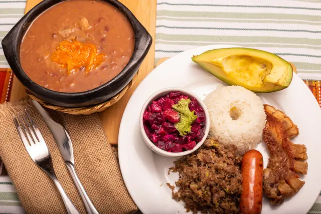 Frijolada con arroz y acompañamientos