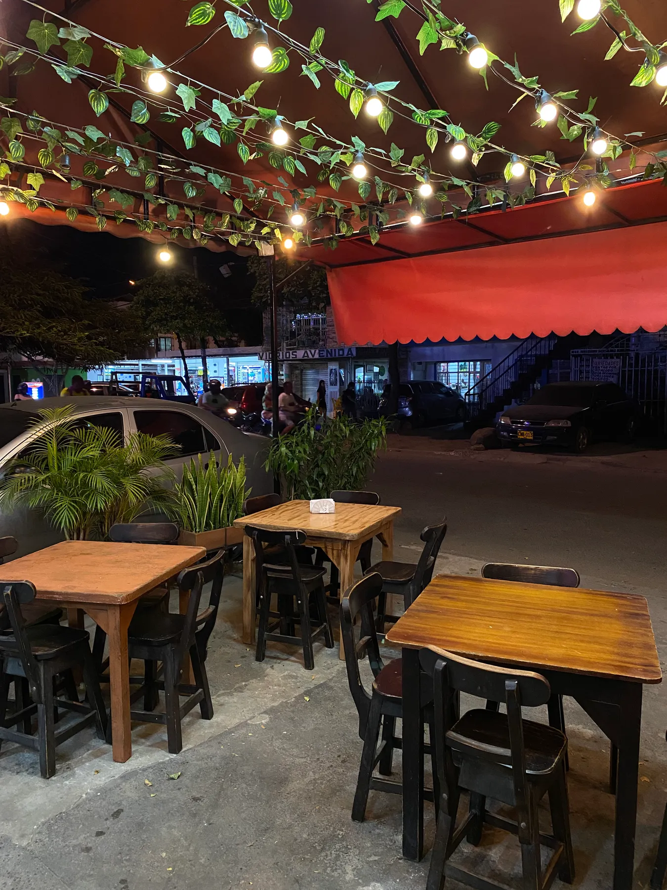 Terraza del restaurante con detalles en madera