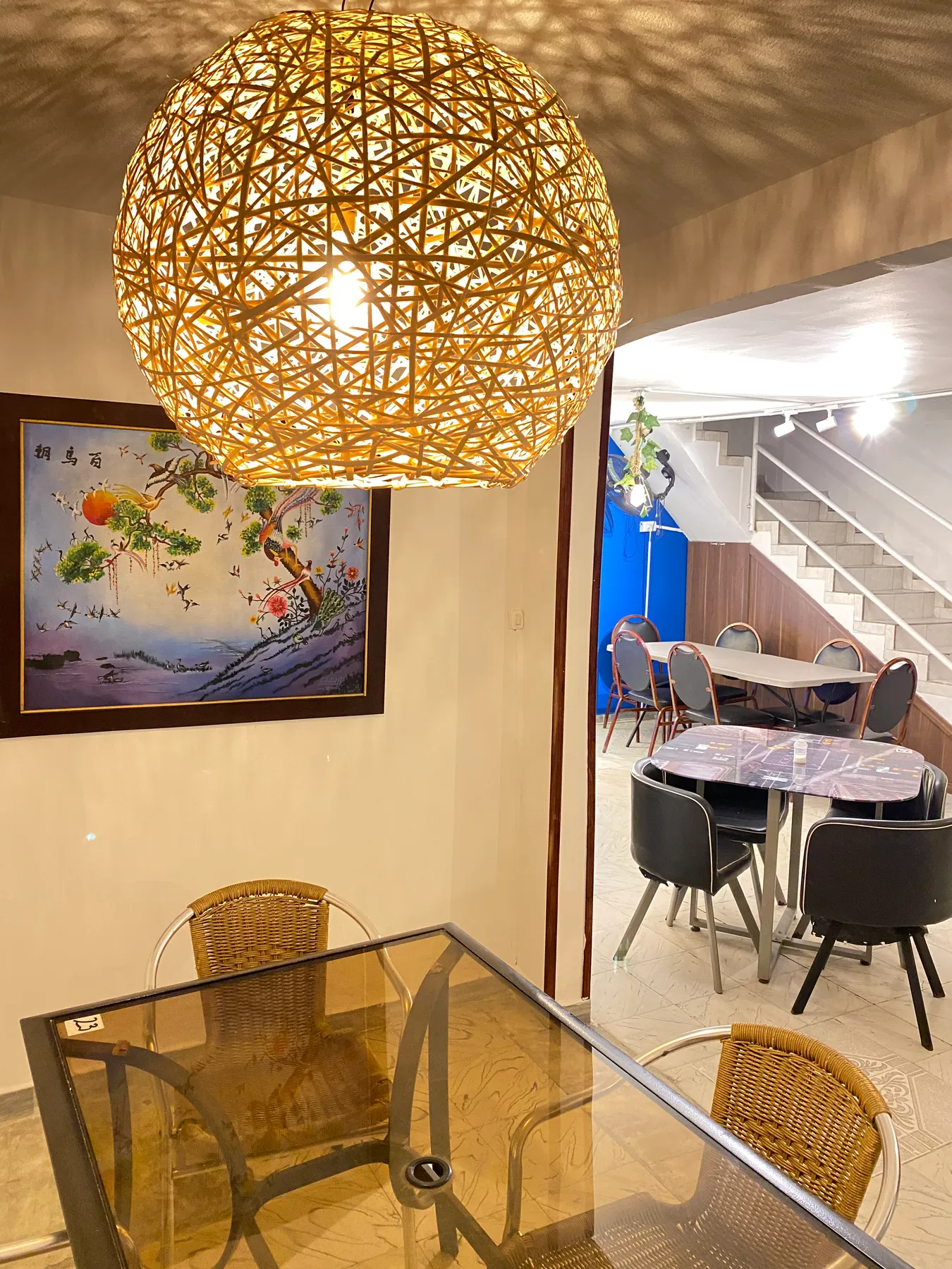 Mesas y ambiente del restaurante