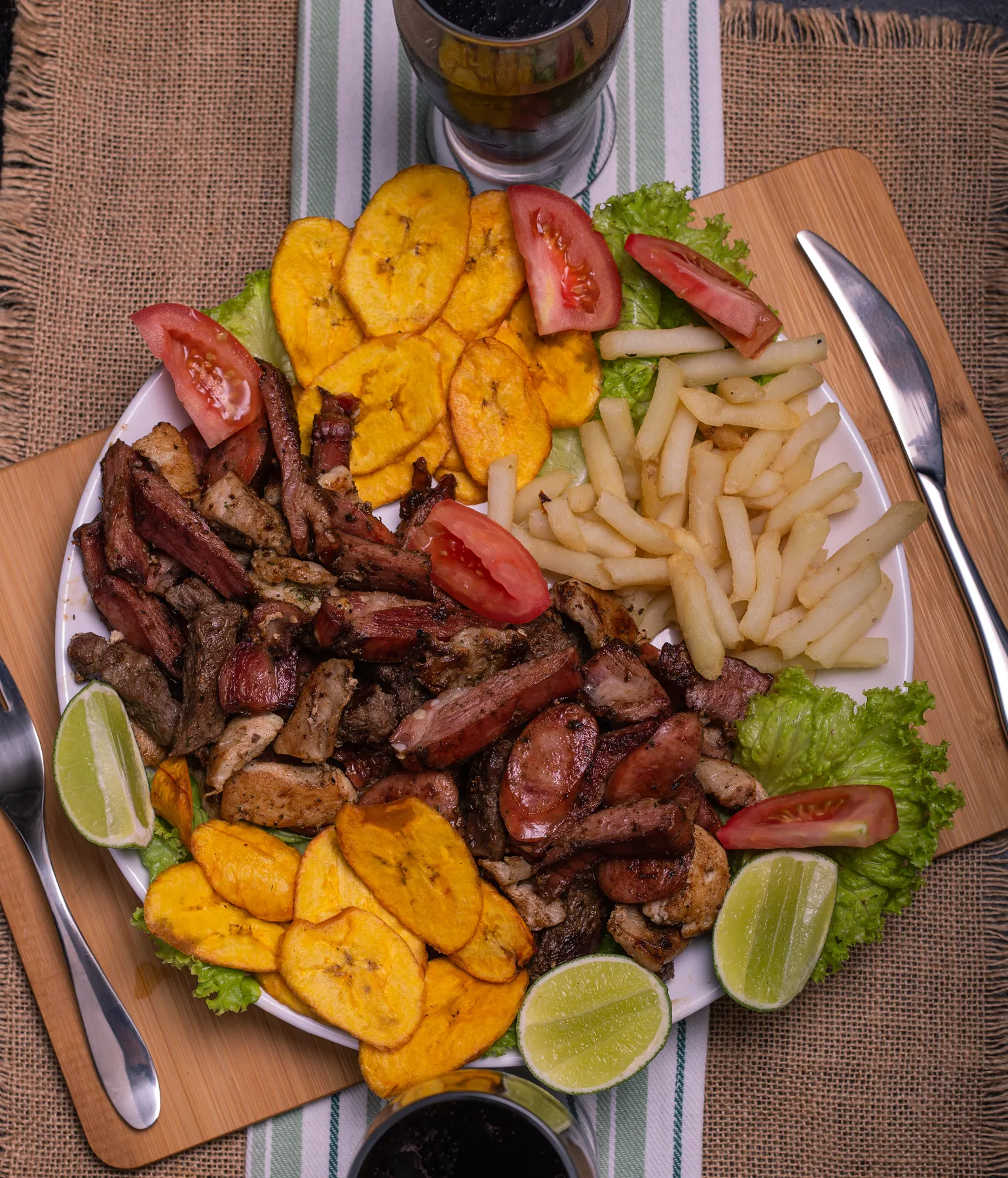 Picada de carnes, patacones y papas